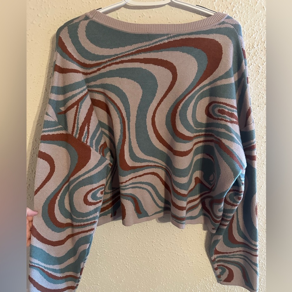 Swirled Pattern Cropped Sweater - Picture 2 of 5